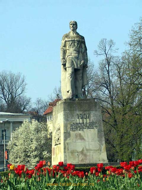 Pitesti. Acest monument este inchinat taranilor care au murit in timpul rascoalei de la 1907, izbucnita in comuna Flamaanzi, judetul Botosani.