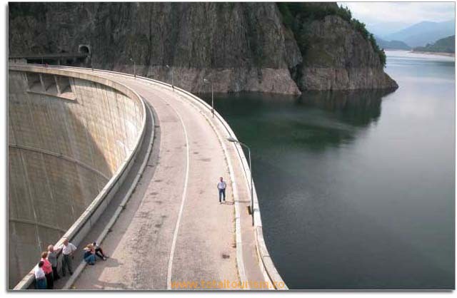Vidradu. Construit pe cursul superior al raului Arges, acest baraj are o baza de 500 m de beton armat.