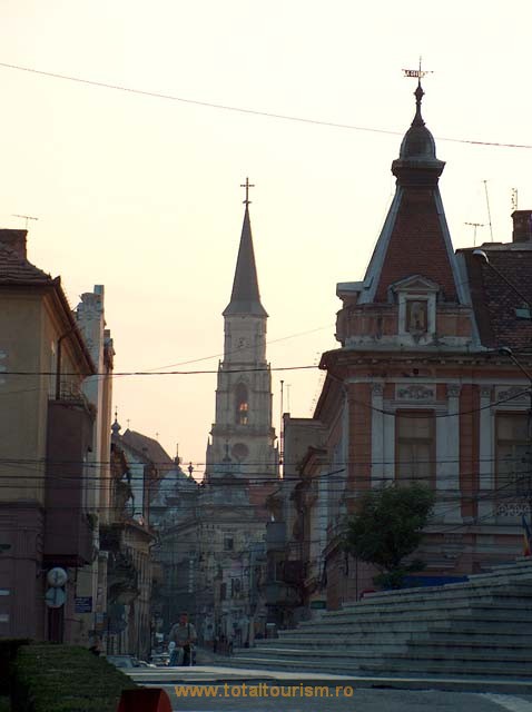 Cluj Napoca. Strazi inguste fac legatura intre cele doua mari biserici ale Clujului