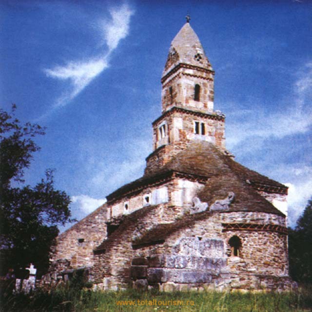 Densus. Cea mai veche biserica din Romania are coloanele luate de la cetatea romana Sarmisegetuza Ulpia Traiana.
