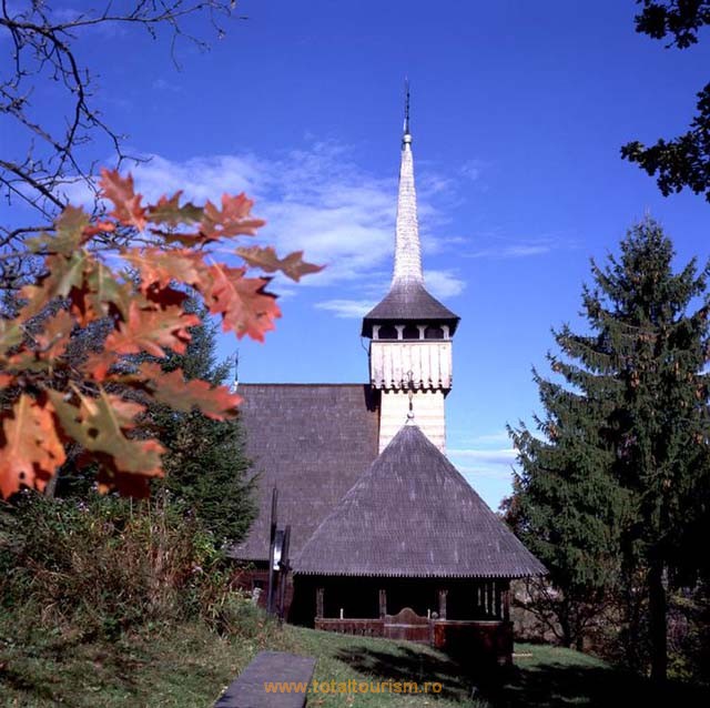 Calinesti. Bisericile din lemn din Maramures sunt construite intr-un stil unic in Romania si pot fi intalnite in fiecare sat, unele avand o vechime mai mare de 4 secole.