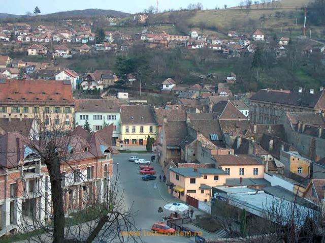 Sighisoara. Vedere din cetatea medievala asupra orasului nou.