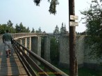 Targu Neamt. Accesul in Cetatea Neamt se realizeaza pe un pod inalt de 8 m si sustinut de 9 stalpi din piatra de rau.