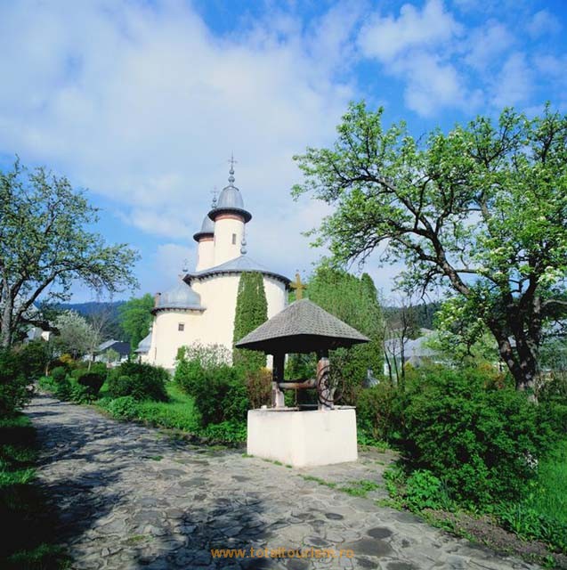 Manastirea Varatec. Ctitorie a lui Stefan cel Mare, aceasta manastire se afla la 7 km de satul Agapia.