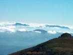 Muntii Bucegi. Sunt rare diminetile senine la varful Omu in special cele in care plafonul de nori este sub 2500 m.