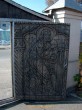 Valenii de Munte. Poarta de la intrarea in curtea bisericii, sculptata in lemn, reprezentandu-l pe Sf. Petru tinand cheile de la Poarta Raiului.