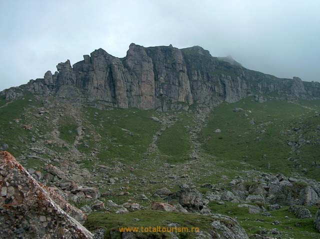 Muntii Bucegi. Traseul Obarsia Ialomitei face legatura intre vf. Omu si Cabana Padina (1525 m).