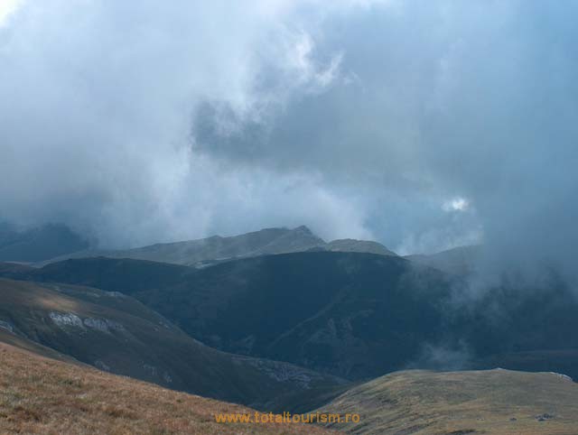 Muntii Bucegi. Spre Varful Omu pe Muntele Doamnei (2402 m).