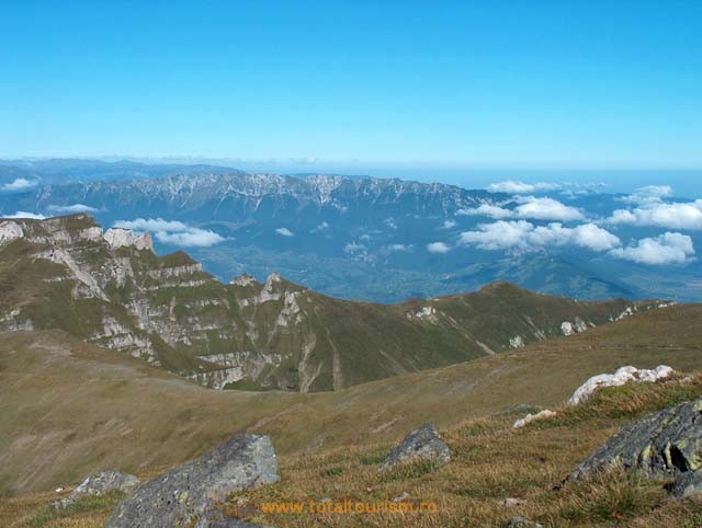 Muntii Bucegi. dimineata la vf. Omu (2507 m), vedere spre Muntii Piatra Craiului.