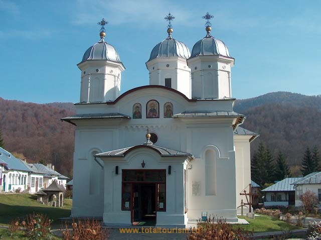 Manastirea Suzana. Aflata la 11 km de comuna Maneciu (judetul Prahova), poseda un valoros muzeu de arta religioasa.