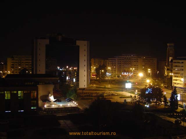 Ploiesti. Vedere Noaptea asupra noului sediu Petrom si asupra Catedralei Sf. Ioan.