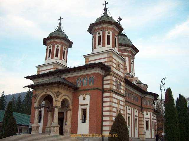 Sinaia.Manastirea Sinaia construita prin initiativa si stradania postelnicului Constantin Cantacuzino dupa modelul Manastirii 