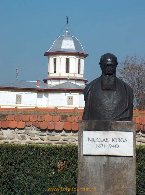 Valenii de Munte. Bustul lui Nicolae Iorga din curtea casei memoriale cu acelasi nume.