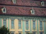 Sibiu. Porumbeii se adapostesc de ploaie sub streasina Muzeului Brukenthal