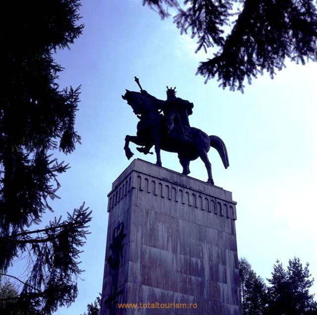 Suceava. Statui reprezentandu-l pe Stefan cel Mare sunt foarte raspandite in orasele din Moldova si Bucovina.
