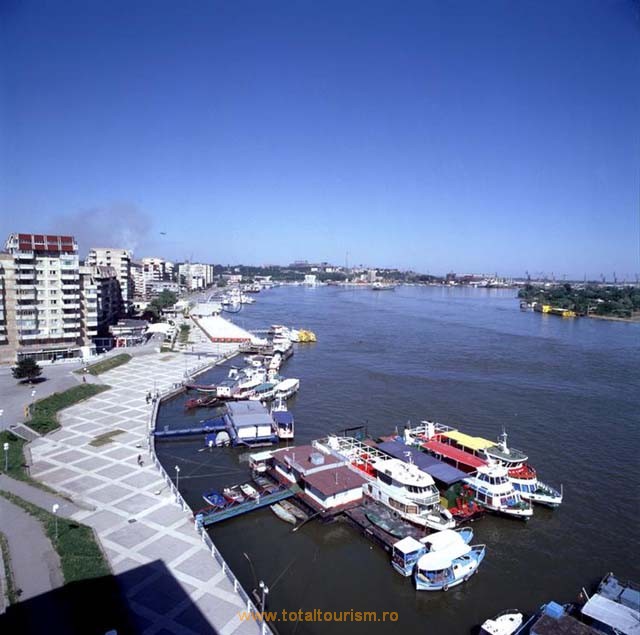 Tulcea. Vedere de ansamblu asupra portului turistic.